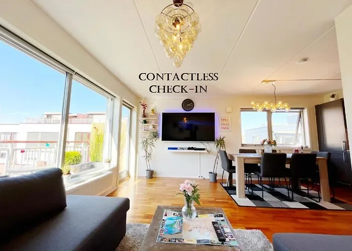 Top Floor City Center Flat With Free Parking